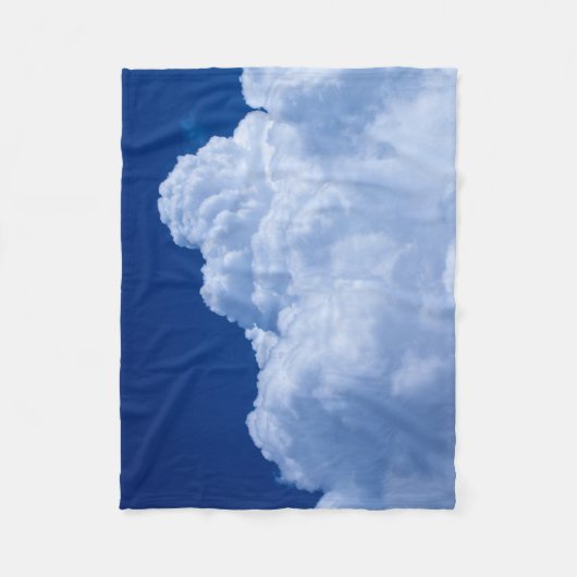 Puffe Wolken am blauen Himmel Fleecedecke (Vorderseite)