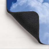 Puffe Wolken am blauen Himmel Mousepad (Ecke)