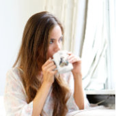 Puffin auf einer Felsenwasserfarbe, nach Maß Zweifarbige Tasse