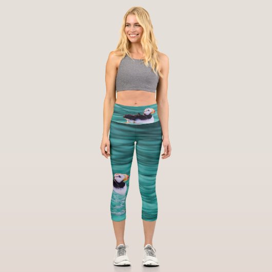 Puffin in der Auferstehungsbucht, Alaska Capri Leggings (Vorderseite)
