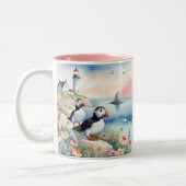 Puffins am Meer - Blume und Leuchtturm im Ozean Zweifarbige Tasse (Links)