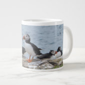 Puffins auf den Farne-Inseln Jumbo-Tasse (Vorderseite Rechts)