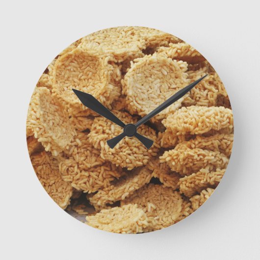 Puffriese Kuchen ~ asiatische Süßigkeiten Nachspei Runde Wanduhr (Vorderseite)