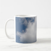 Puffy Cumulus Wolken in blauem Himmel Kaffeetasse (Links)
