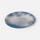 Puffy Cumulus Wolken in blauem Himmel Pappteller (Schrägansicht)