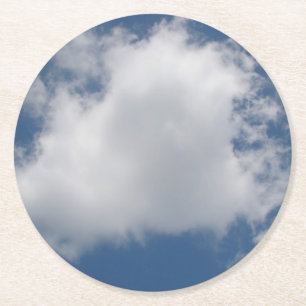 Puffy Cumulus Wolken in blauem Himmel Runder Pappuntersetzer