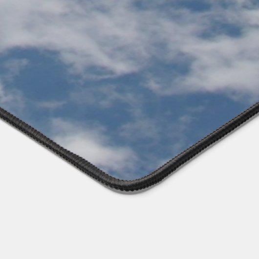 Puffy Cumulus Wolken in blauem Himmel Schreibtischunterlage (Ecke)