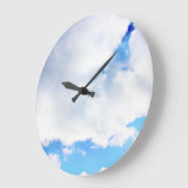 Puffy White Clouds and Blue Sky Große Wanduhr (Winkel)