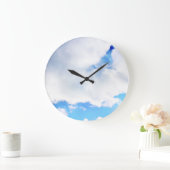 Puffy White Clouds and Blue Sky Große Wanduhr (Zuhause)