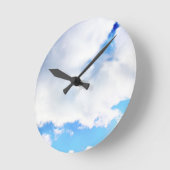 Puffy White Clouds and Blue Sky Runde Wanduhr (Winkel)