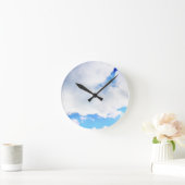 Puffy White Clouds and Blue Sky Runde Wanduhr (Zuhause)