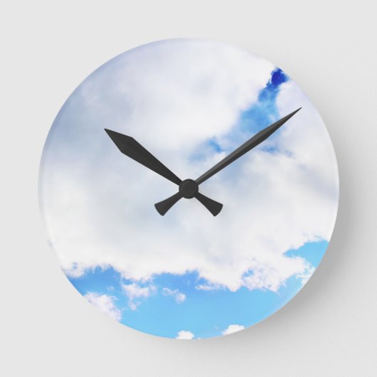 Puffy White Clouds and Blue Sky Runde Wanduhr (Vorderseite)
