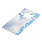 Puffy White Clouds und Blue Sky Geldbeutel Flaschenöffner (Rückseite Schrägansicht)