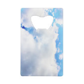 Puffy White Clouds und Blue Sky Geldbeutel Flaschenöffner (Rückseite)