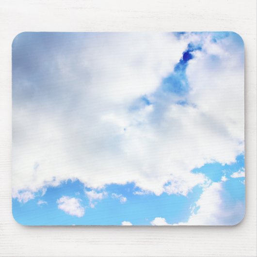 Puffy White Clouds und Blue Sky Mousepad (Vorne)