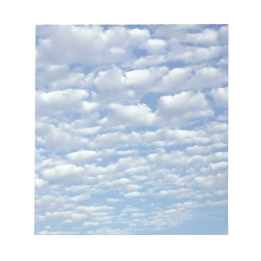 Puffy Wolken auf dem schönen blauen Himmel Notizblock (Vorderseite)