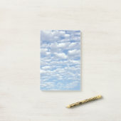 Puffy Wolken auf dem schönen blauen Himmel Post-it Klebezettel (Auf Schreibtisch)