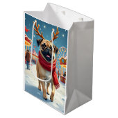 Pug at the Winter Fairgrounds Christmas Painting Mittlere Geschenktüte (Vorderseite Schrägansicht)