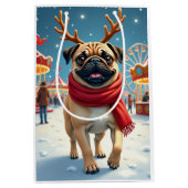Pug at the Winter Fairgrounds Christmas Painting Mittlere Geschenktüte (Vorderseite)