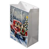 Pug Christmas Red Truck Holiday Mittlere Geschenktüte (Rückseite Schrägansicht)