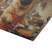 Pug Cooking in Kitchen Schneidebrett (Ecke)