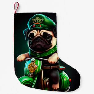 Pug Hund fährt Fahrrad am St. Patrick's Day Kleiner Weihnachtsstrumpf