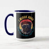 Pug ICH ARBEITE HART Tasse (Links)