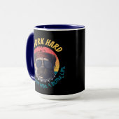 Pug ICH ARBEITE HART Tasse (Vorderseite Links)