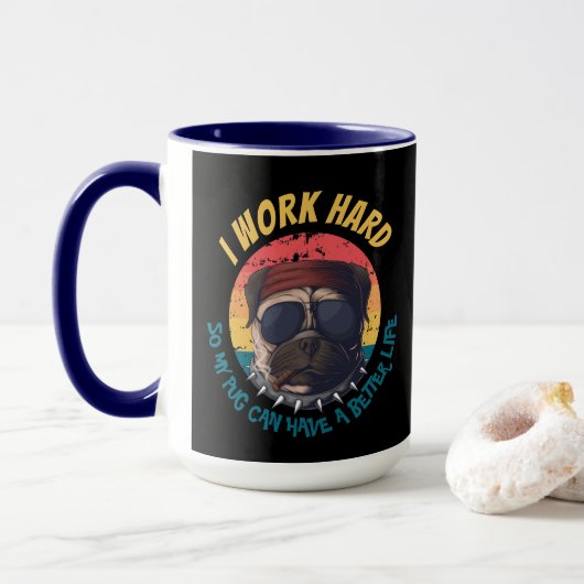 Pug ICH ARBEITE HART Tasse (Mit Donut)