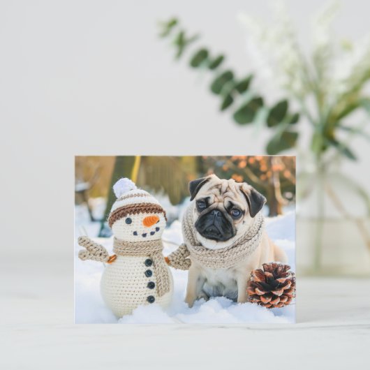 Pug Sitting Next to Snowman in Winter Postkarte (Stehend Vorderseite)