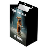 Puggle Mic Drop Mittlere Geschenktüte (Vorderseite Schrägansicht)