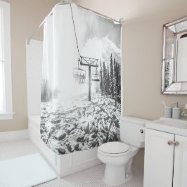 Pulver auf dem Hügel // Schwarz-Weiß-Skilift Duschvorhang