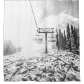 Pulver auf dem Hügel // Schwarz-Weiß-Skilift Duschvorhang (Vorderseite)