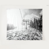Pulver auf dem Hügel // Schwarz-Weiß-Skilift Wandteppich (Vorderseite (Horizontal))