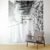 Pulver auf dem Hügel // Schwarz-Weiß-Skilift Wandteppich (Beispiel)