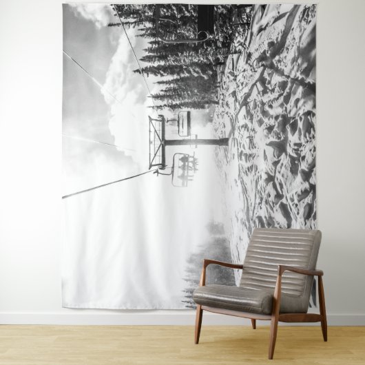 Pulver auf dem Hügel // Schwarz-Weiß-Skilift Wandteppich (Beispiel)