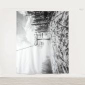 Pulver auf dem Hügel // Schwarz-Weiß-Skilift Wandteppich (Vorderseite)