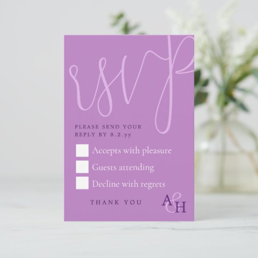 Pum Lila Calligraphy Script Wedding RSVP Card (Stehend Vorderseite)