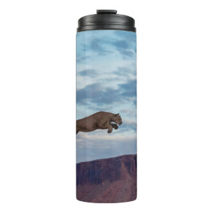 Puma springt Morgenhimmel Thermosbecher