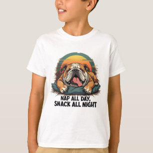 Pummeliger Englischer Bulldogge-Nickerchen und Sna T-Shirt