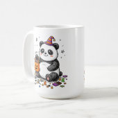 Pummeliger Halloween-Panda mit süßem Bauch & Hexen Kaffeetasse (Vorderseite Links)