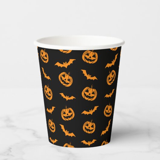 Pumpkin Bat Trick oder Treten Party Dunkles Muster Pappbecher (Vorderseite)