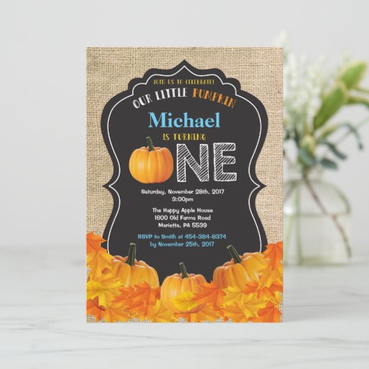 Pumpkin Boy Erstgeburt Einladung Blue Burlap (Stehend Vorderseite)
