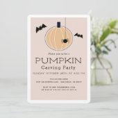Pumpkin Carving Party Modernes Beige Halloween Einladung (Stehend Vorderseite)