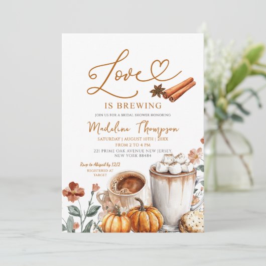 Pumpkin Coffee Theme Love is Brewing Bridal Shower Einladung (Stehend Vorderseite)