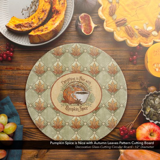 Pumpkin Gewürz Kaffeekunst und Herbst Blätter Must Schneidebrett