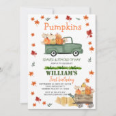 Pumpkin, Hay, Blätter, Fall Birthday Green Truck Einladung (Vorderseite)