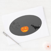 Pumpkin head, bat and ghost on gray ovaler aufkleber (Umschlag)