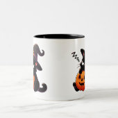 Pumpkin Hugging Witch Cat Halloween Mug | Two-Side Zweifarbige Tasse (Mittel)