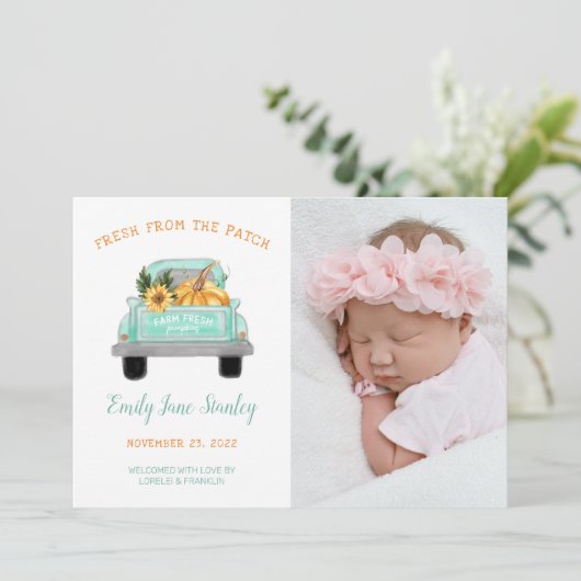 Pumpkin in alten Farm Truck Fall Foto Baby Ankündigung (Stehend Vorderseite)